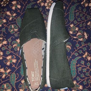 NEVER BEEN WORN ARMY GREEN TOMS